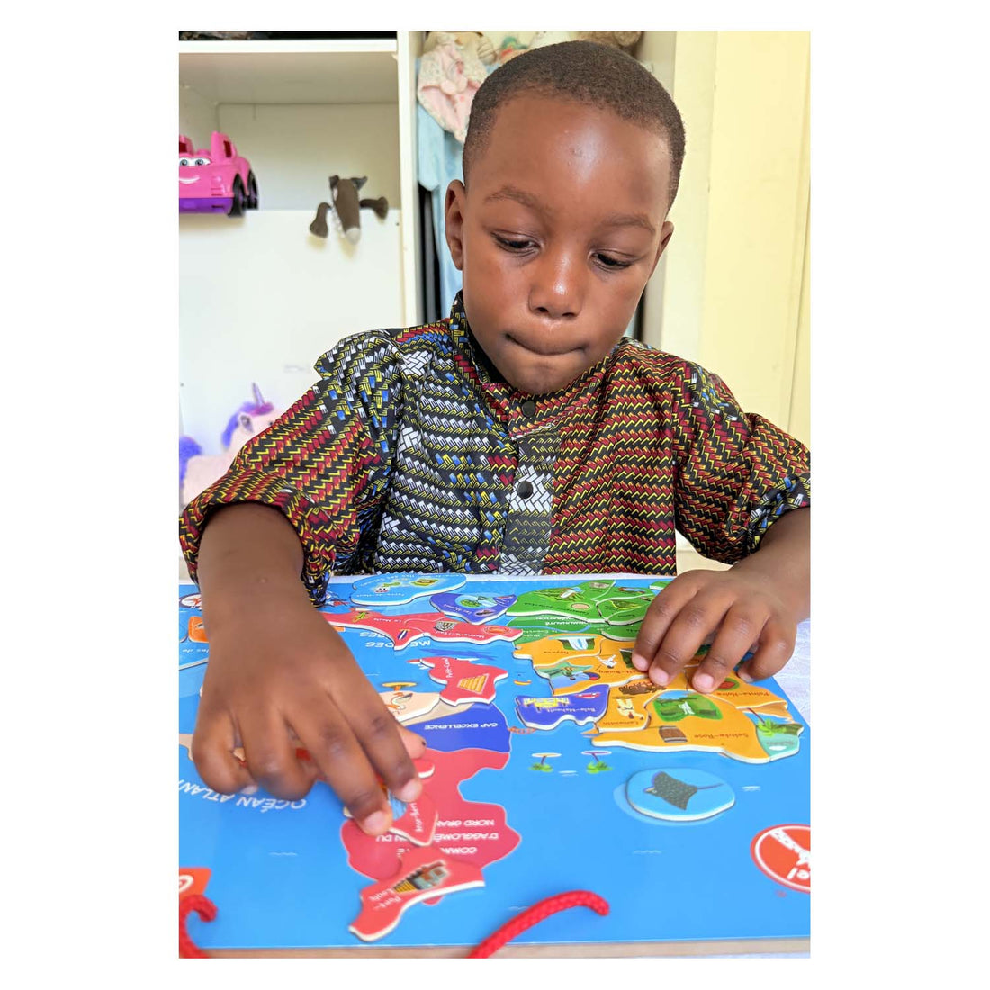 journée de l'enfant africain 16 juin il joue avec le puzzle afrique