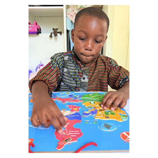 journée de l'enfant africain 16 juin il joue avec le puzzle afrique