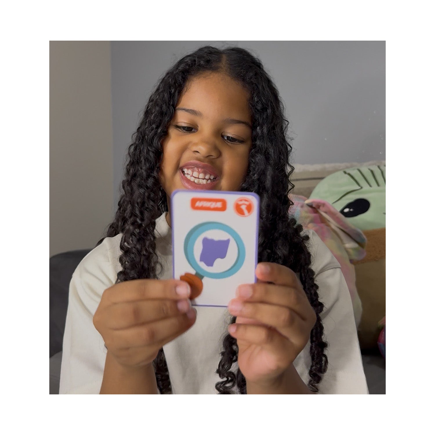 enfant qui joue aux devinettes sur l'Afrique