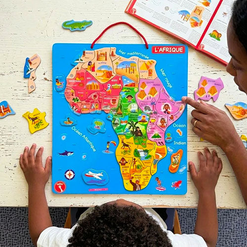 Enfant jouant avec le puzzle éducatif Afrique en bois magnétique Yohel — jeu sans écran dès 4 ans, 54 pays africains