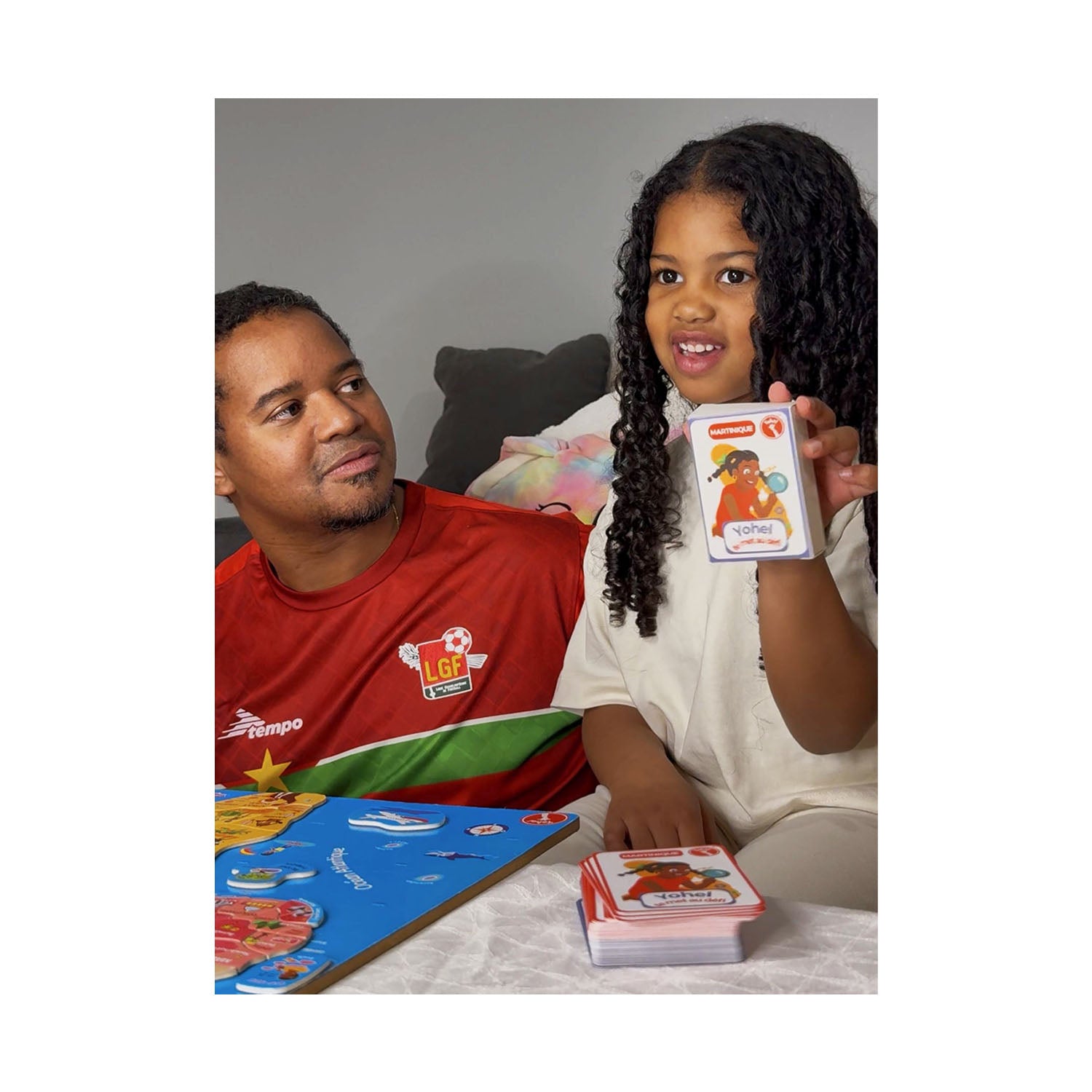 enfant qui joue en famille aux quiz et devinettes sur la Martinique