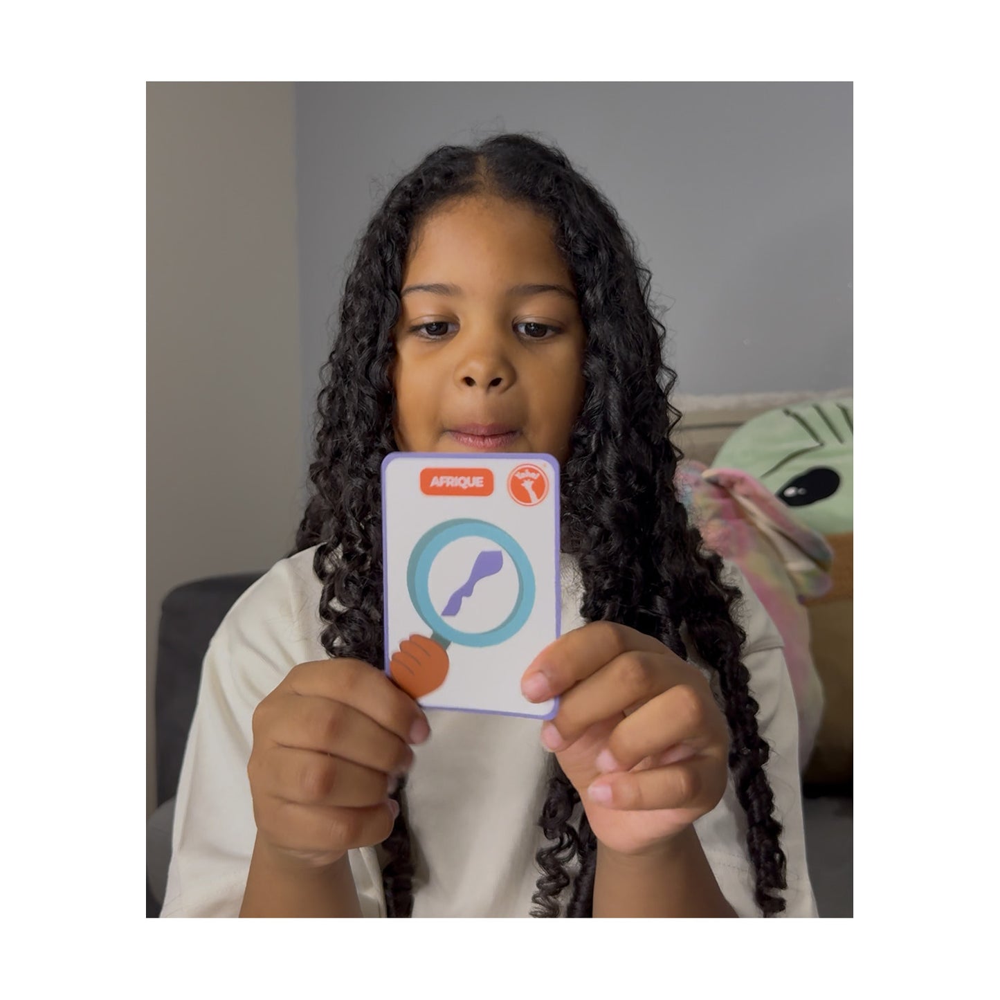 jeu éducatif - enfant qui joue au quiz et devinettes sur l'Afrique