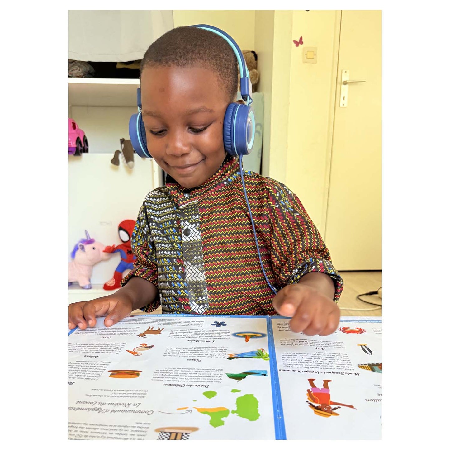Enfant écoutant les audios créole guadeloupéen du puzzle éducatif Guadeloupe Yohel — livret multilingue inclus, jeu sans écran dès 4 ans
