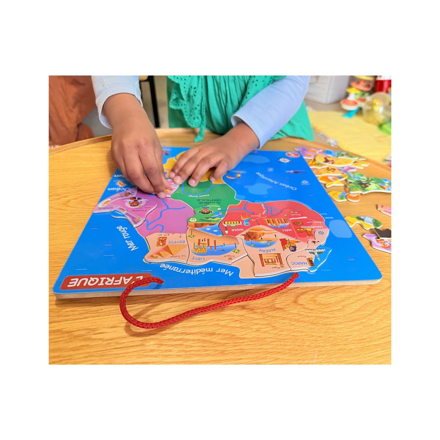 puzzle éducatif en bois magnétique enfant jouant au puzzle Afrique