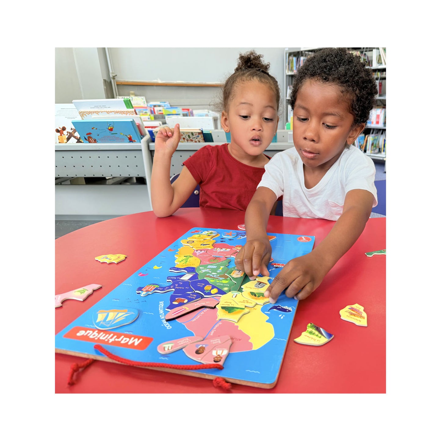 Enfants jouant avec le puzzle éducatif Martinique en bois magnétique Yohel en médiathèque — jeu sans écran dès 4 ans